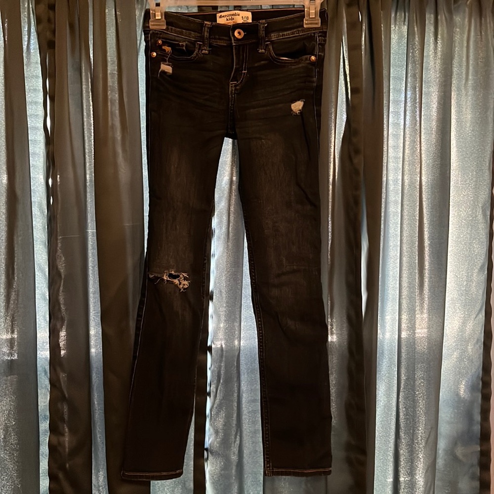 Childrens size 9/10 Abercrombie ripped skinny jeans.